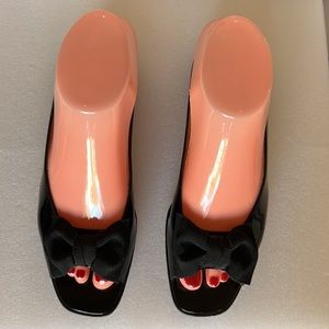 SALVATORE FERRAGAMO Black Leather Mules w/ bow 8B Heels 1 1/2” Made in Italy